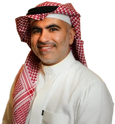 د. محمود العقيلي مبتسمًا بالثوب والشماغ